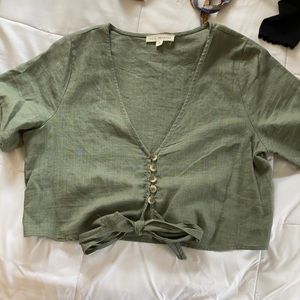 Cropped army green t-shirt